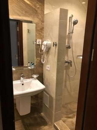 Отель Caravan hotel Ереван Двухместный номер с 2 отдельными кроватями и ванной комнатой-3