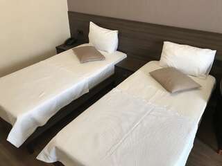 Отель Caravan hotel Ереван Двухместный номер с 2 отдельными кроватями и ванной комнатой-1
